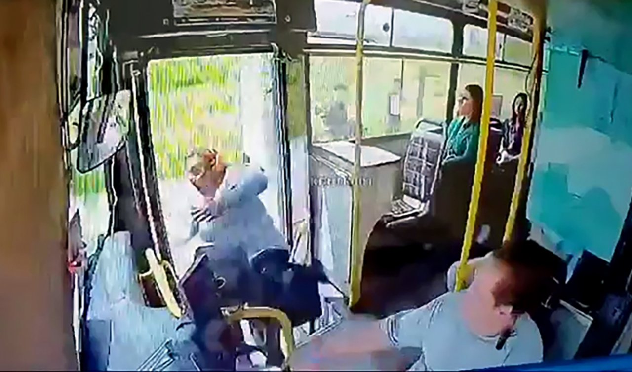 Kapısı açık otobüsten düşen kadın entübe edildi; aileden sürücünün serbest bırakılmasına tepki