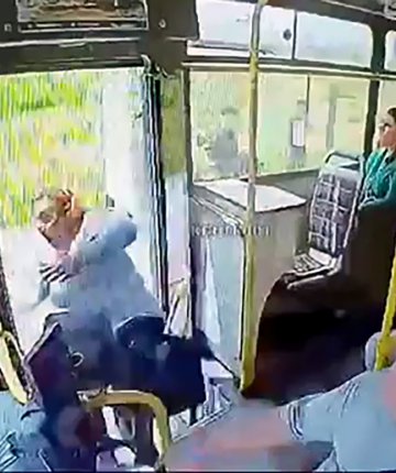 Kapısı açık otobüsten düşen kadın entübe edildi; aileden sürücünün serbest bırakılmasına tepki