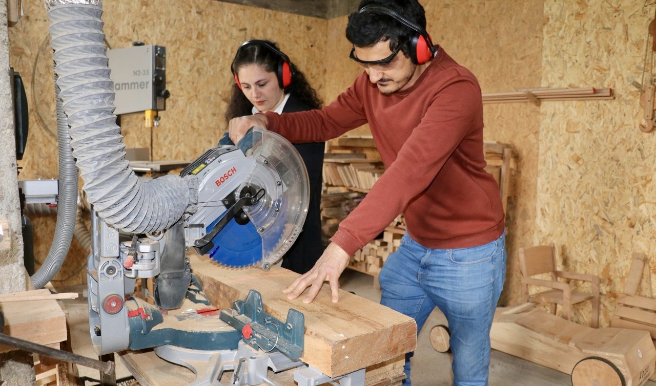 Aynı yolda beraber adım attılar! Makine mühendisi çift ahşap oyuncak üretmeye devam ediyor