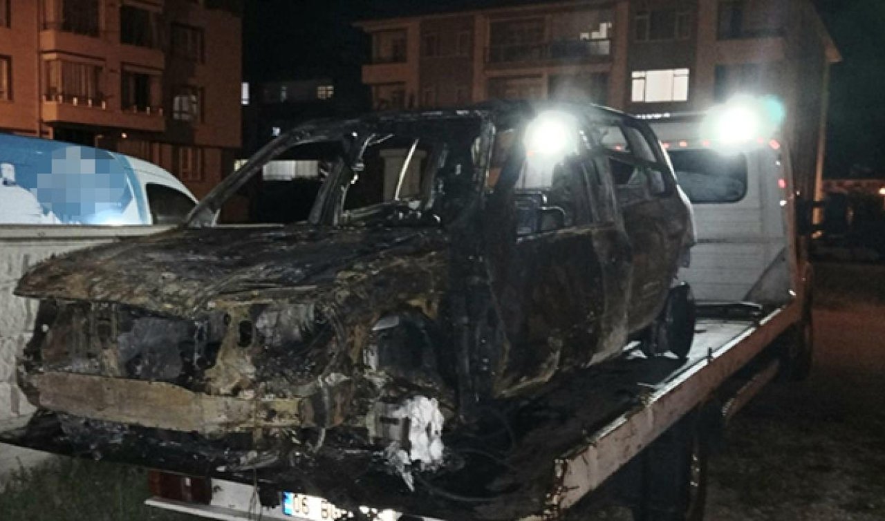 Seyir halindeki otomobil alev alev hurdaya döndü! 4 kişilik aile son anda kurtuldu 