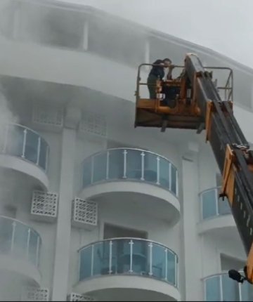 Otel yangını: 10 kişi hastaneye kaldırıldı