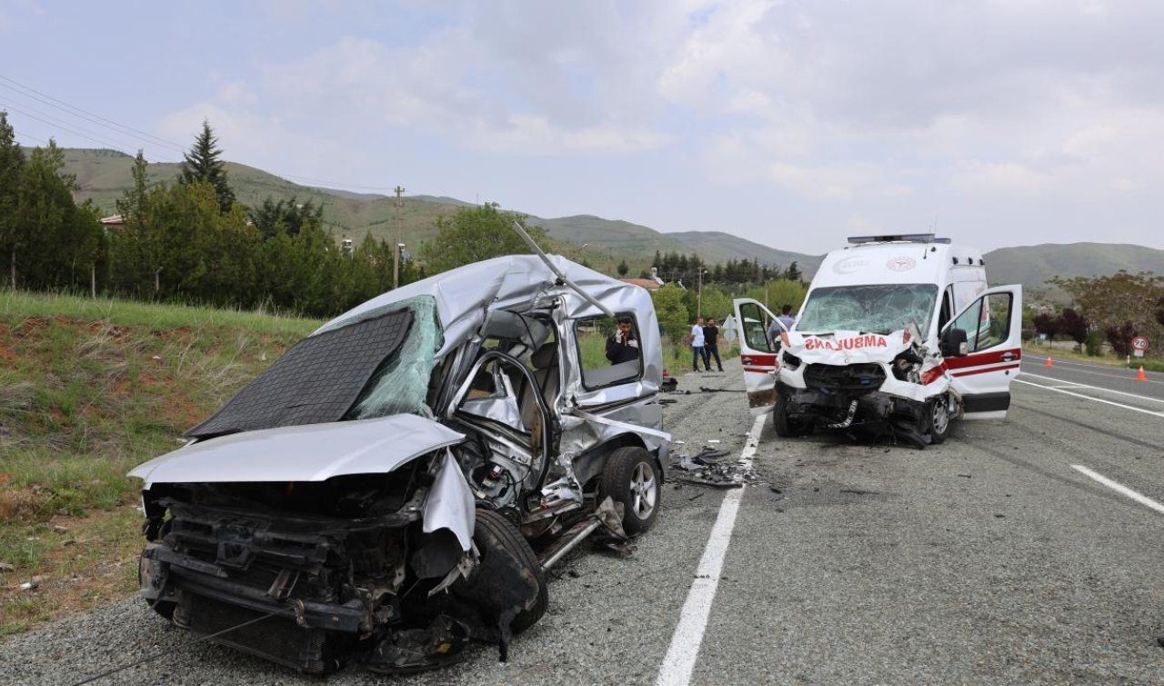 Ambulans ile hafif ticari araç çarpıştı: 6 yaralı