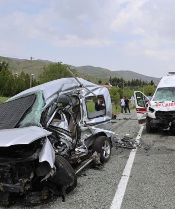 Ambulans ile hafif ticari araç çarpıştı: 6 yaralı
