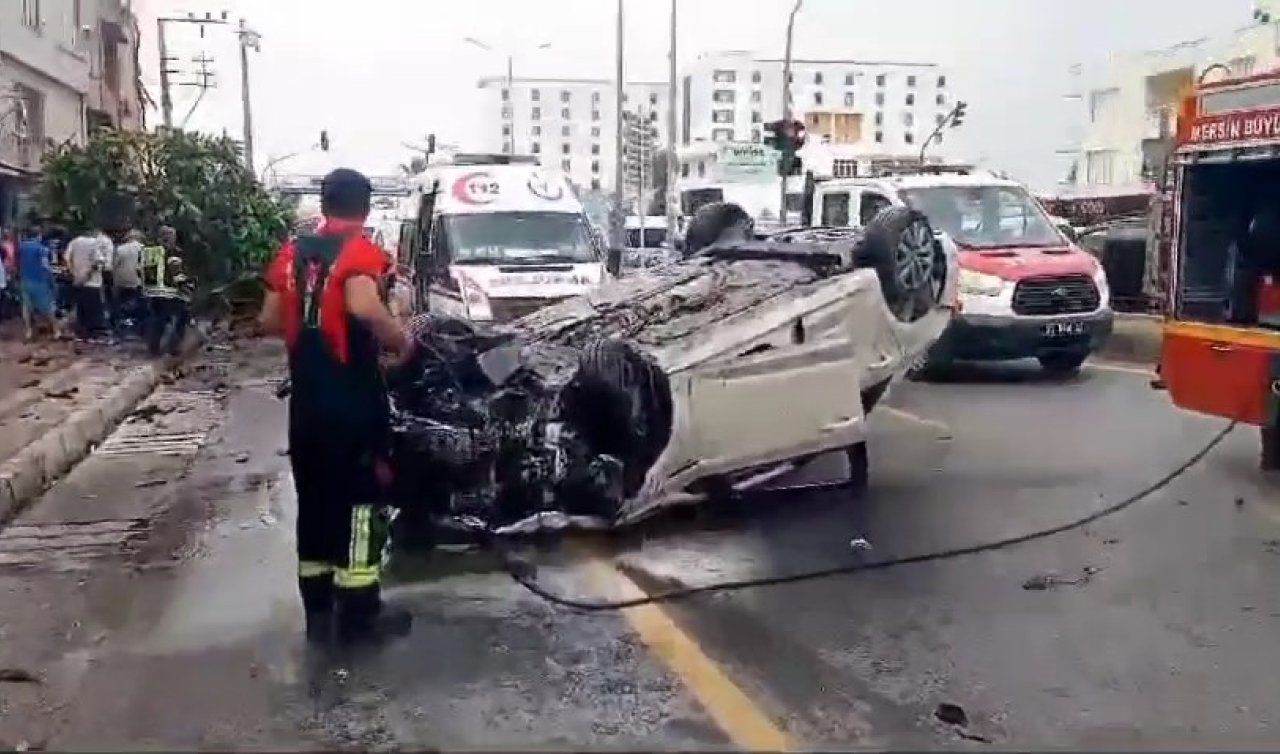 Kırmızı ışıkta geçen otomobil yayalara ve ağaca çarptı: 1 ölü 3 yaralı