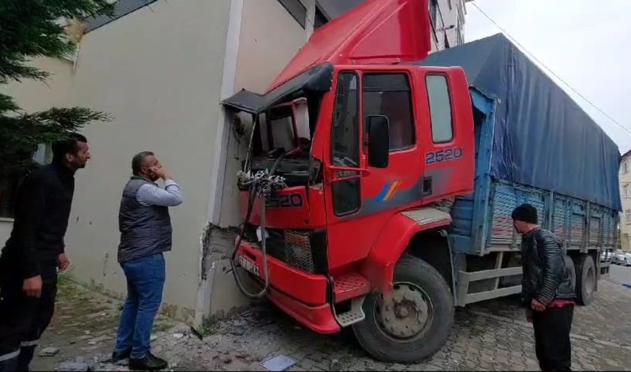 Park halindeyken hareket eden kamyon 2 otomobil ile duvara çarptı