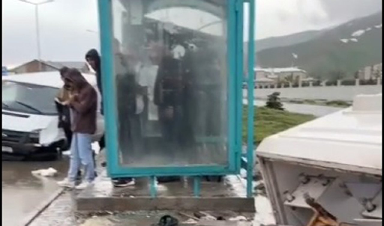  Minibüs kaldırımda yürüyenlere çarptı: 1 ölü 2 yaralı