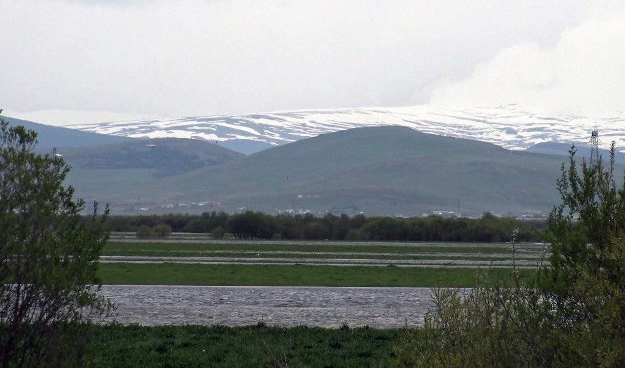 Ardahan’da dağlar yeniden beyaza büründü