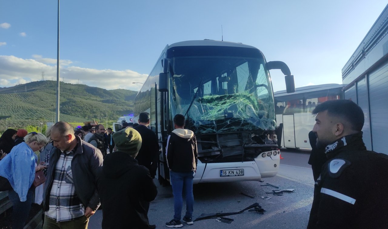 TIR’a arkadan çarpan yolcu otobüsünün sürücüsü sıkıştı; 38 yolcu kazayı yara almadan atlattı