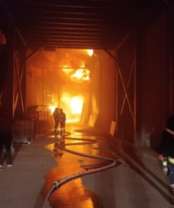 Fabrikadaki yangın düşen yıldırımdan çıkmış; 30 milyon TL zarar tespit edildi