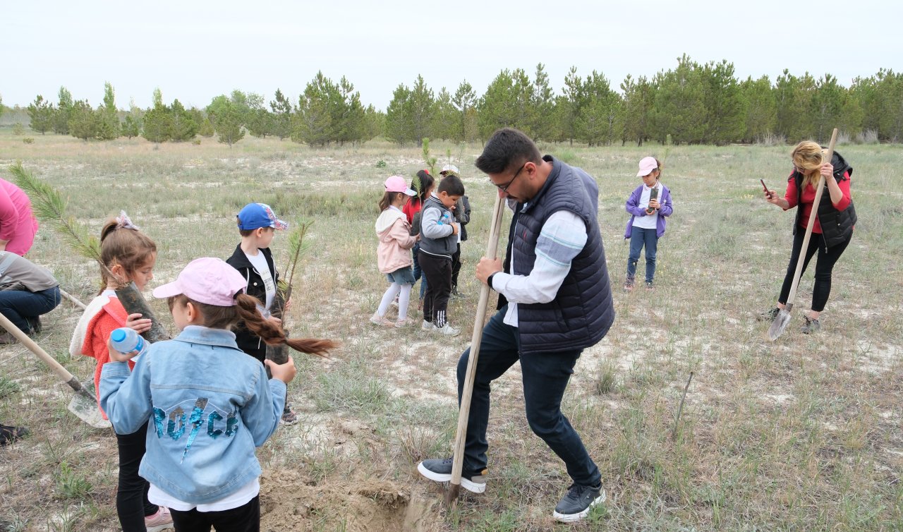  Karapınar’da öğrenciler “İlk Sınıfım, İlk Fidanım’’ projesiyle çam dikti