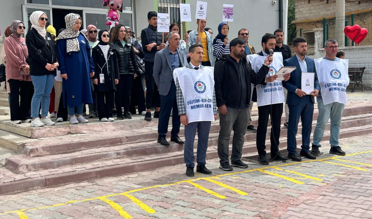 Akören’de eğitimciler şiddete karşı eylem yaptı