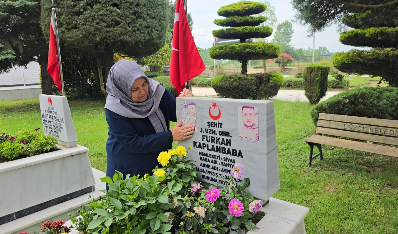  Anneler Günü’nde şehit oğlunun mezarına giden anne: Bütün sevinçlerim üzüntülerim hep yarım