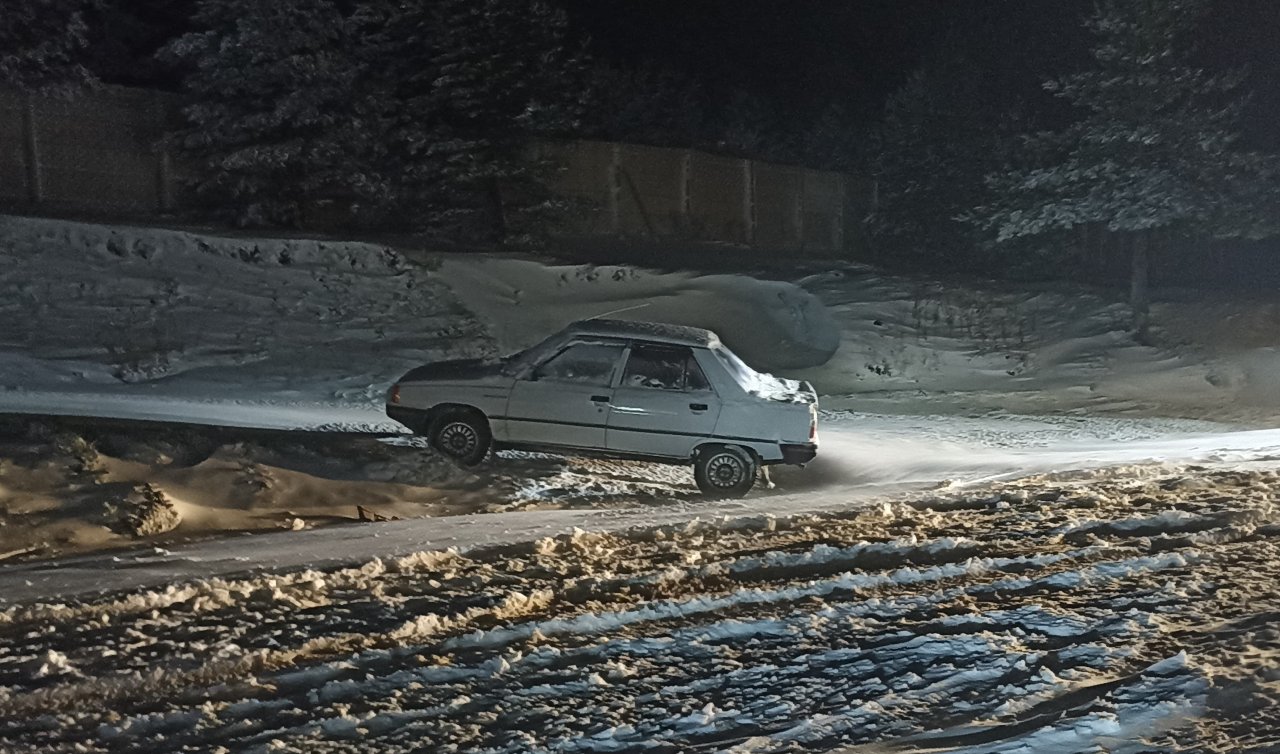 Kar yağışı etkisini artırdı; araçlar yolda mahsur kaldı