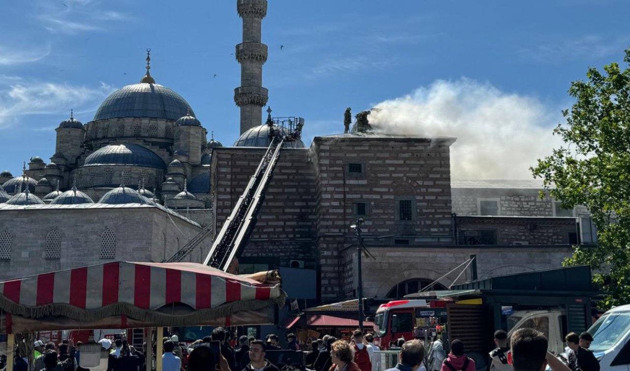 Tarihi Mısır Çarşısı’nda yangın! Dumanlar gökyüzüne yükseldi