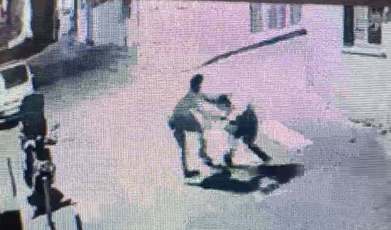 Motorlu kurye üniversiteli Ata Emre’nin önünü keserek defalarca bıçakladı: olay anı kamerada