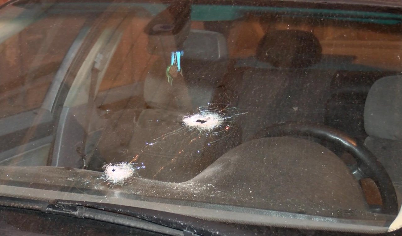 Motosikletten ateş açıldı; mermiler 2 otomobile ve dairenin camına isabet etti