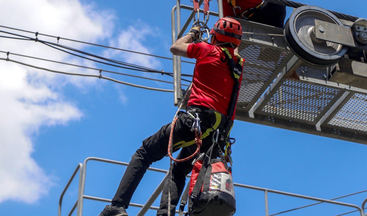 JAK timleri teleferikte mahsur kalanları 2 dakikada tahliye edilebilir hale getirmiş