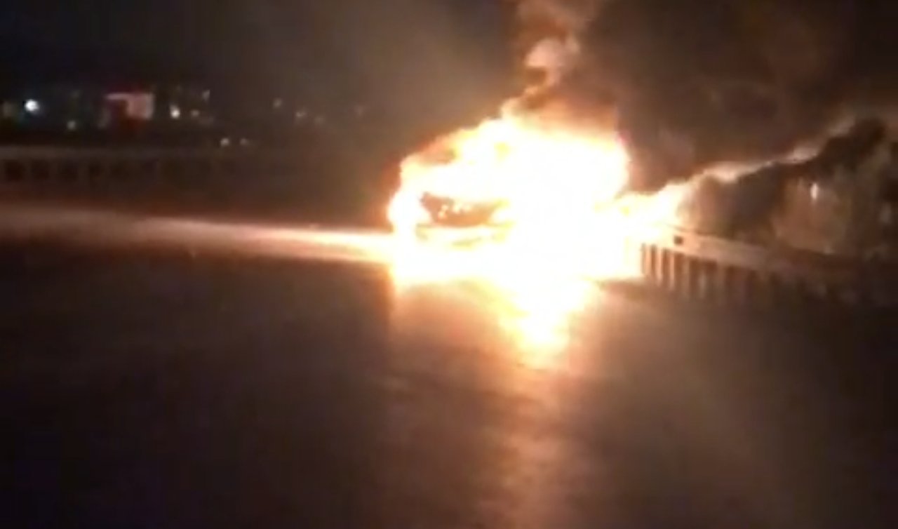 Ters yöne giren otomobil taksi ile çarpışınca araçlar alev alev yandı: 2 yaralı