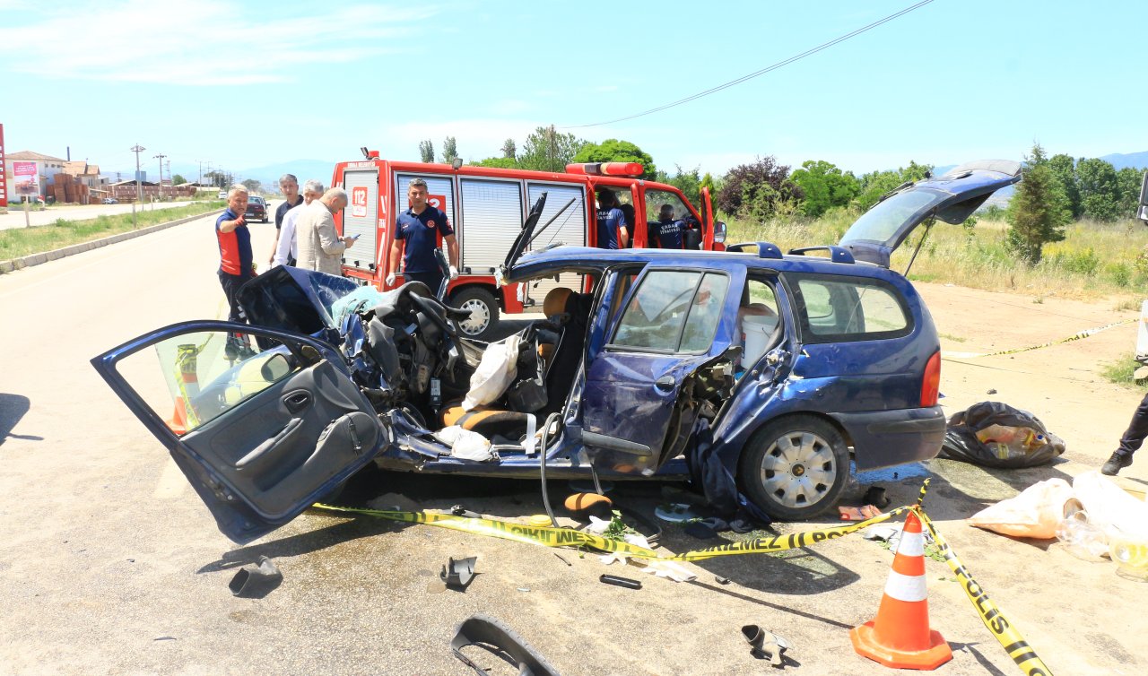  Otomobil karşı şeride geçip kamyonla çarpıştı: 1 ölü 1 yaralı