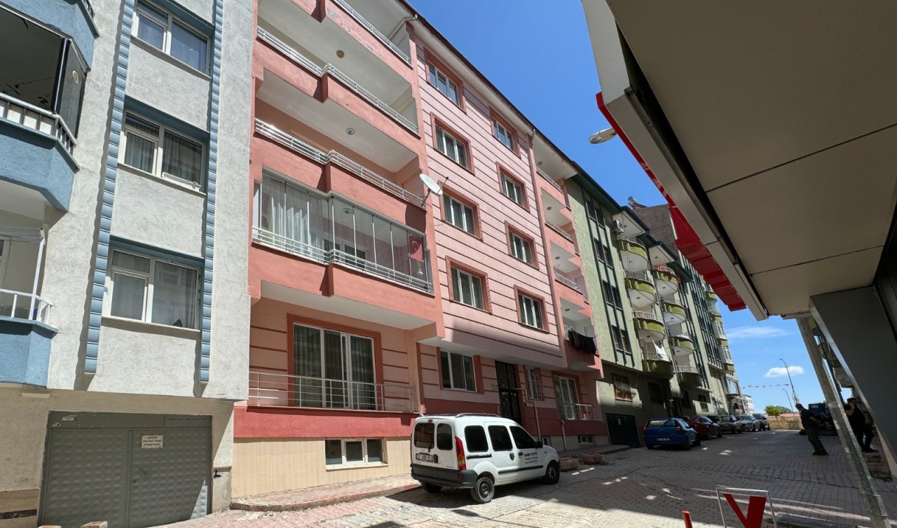  4’üncü kattan aracın üzerine düşen kadın ağır yaralandı! 