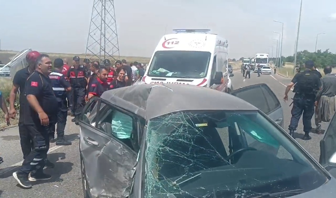 Otomobille çarpışan minibüs şarampole yuvarlandı: 1’i ağır 4 yaralı