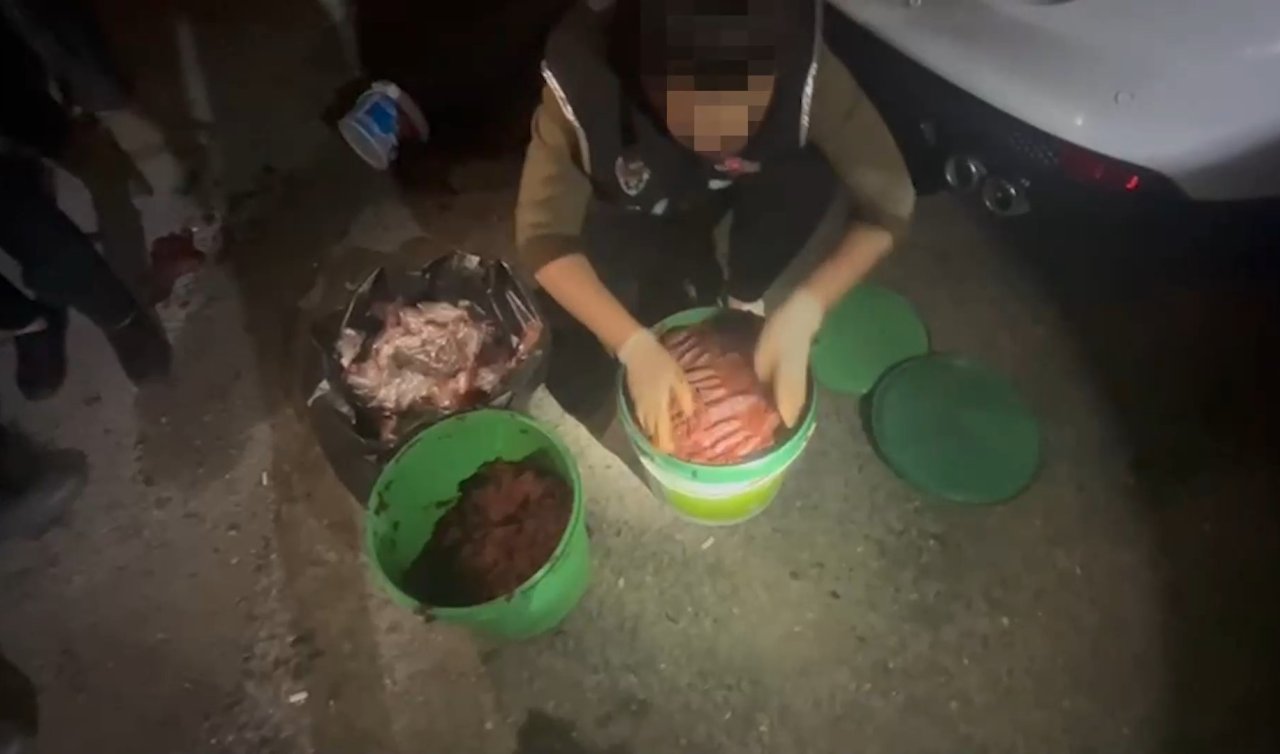 Nereye saklayacaklarını şaşırmışlar! 14 tabanca salça bidonundan çıktı 
