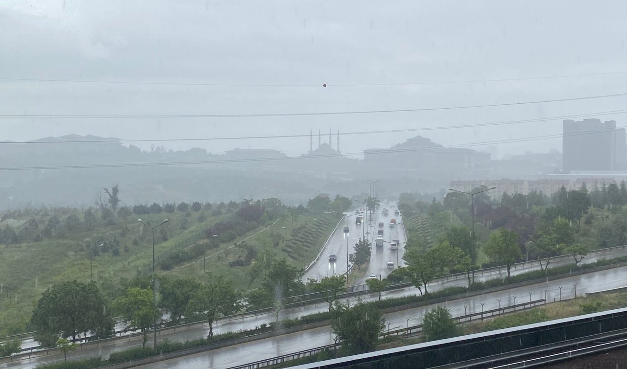 Kuvvetli sağanak yağış yolları göle döndürdü araçlar arızalandı!