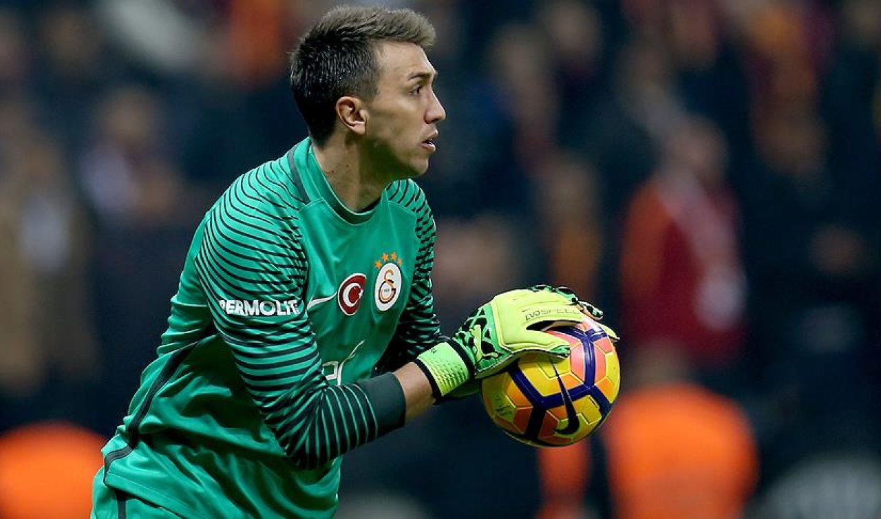 Muslera taraftarlara imzalı eldiven hediye edecek