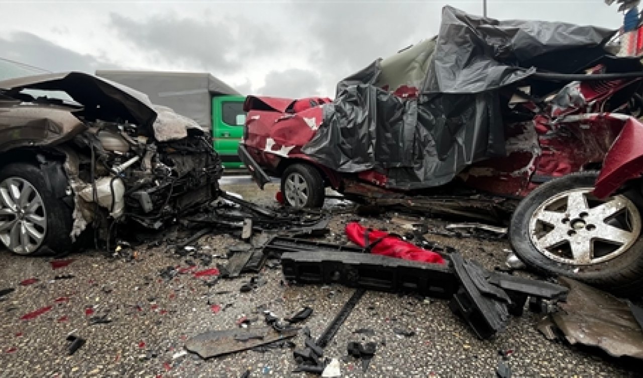  Otomobilin ciple çarpıştığı 2 kişinin öldüğü kazanın görüntüleri ortaya çıktı