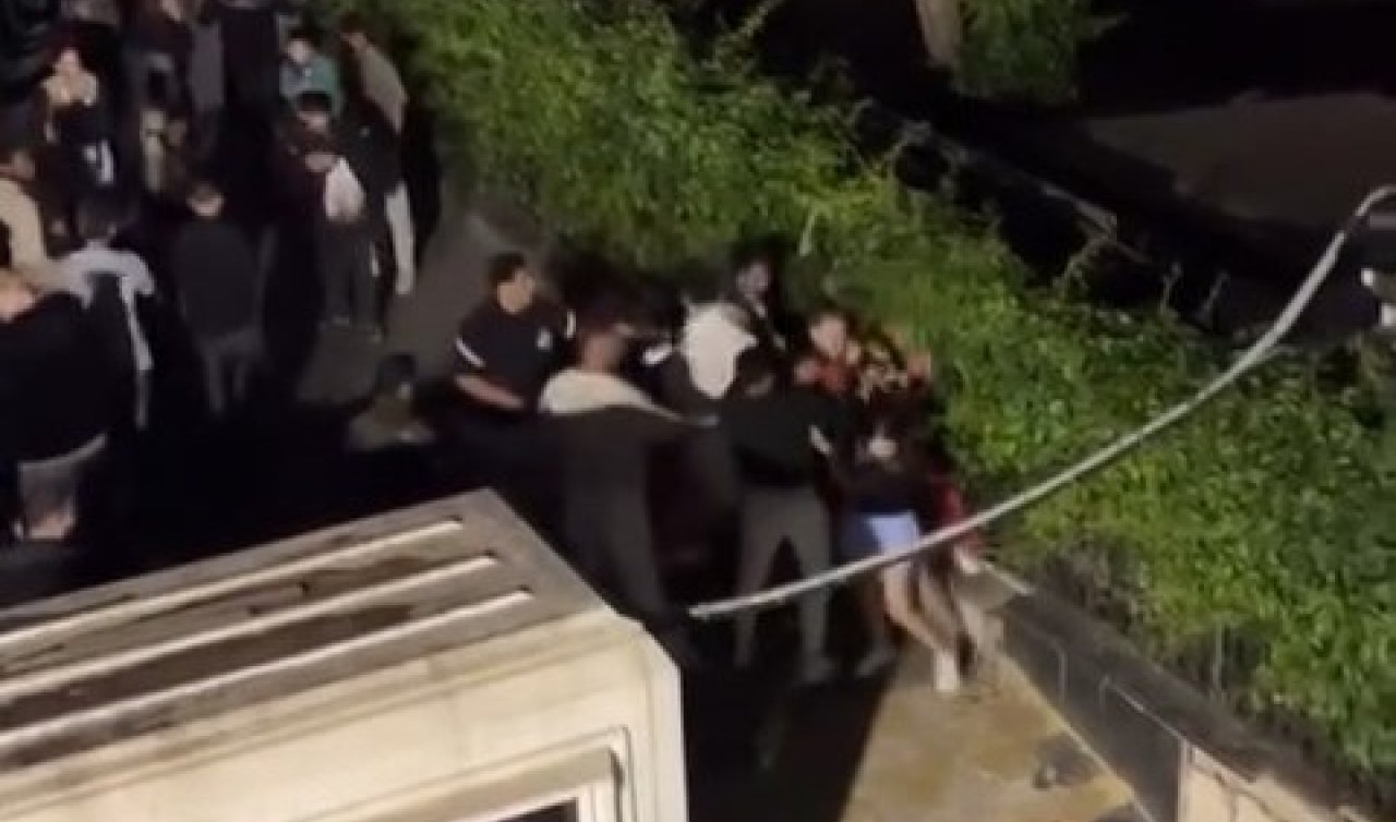 Kadınlar arasında sokak ortasında yumruklu kavga!