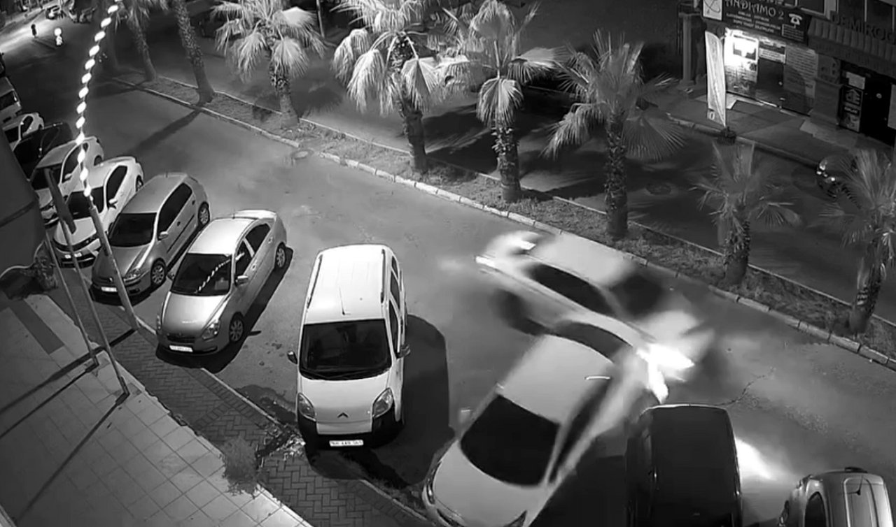 Otomobiliyle park halindeki 4 araca çarpıp yoluna devam etti