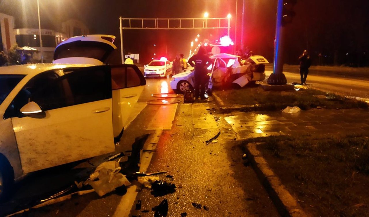 Feci kaza! İki araç çarpıştı: 3 ölü 5 yaralı