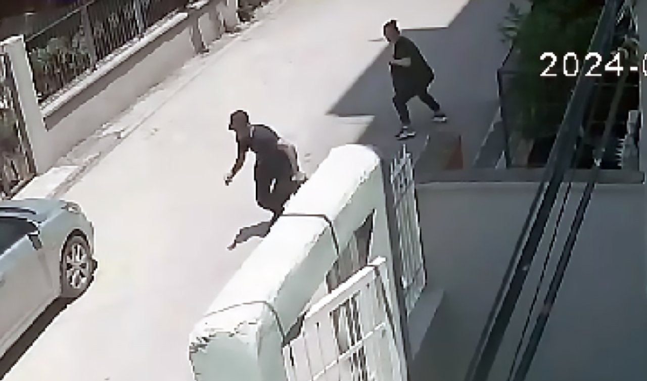  Sokakta yürüyen kadının elindeki cep telefonunu çaldı