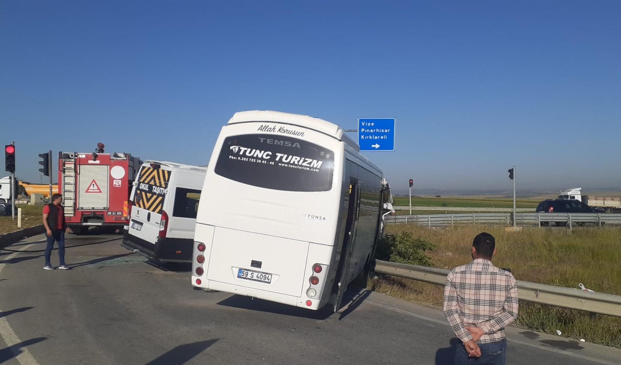 Kırmızı ışıkta bekleyen 2 işçi servisine çarptı: 18 yaralı