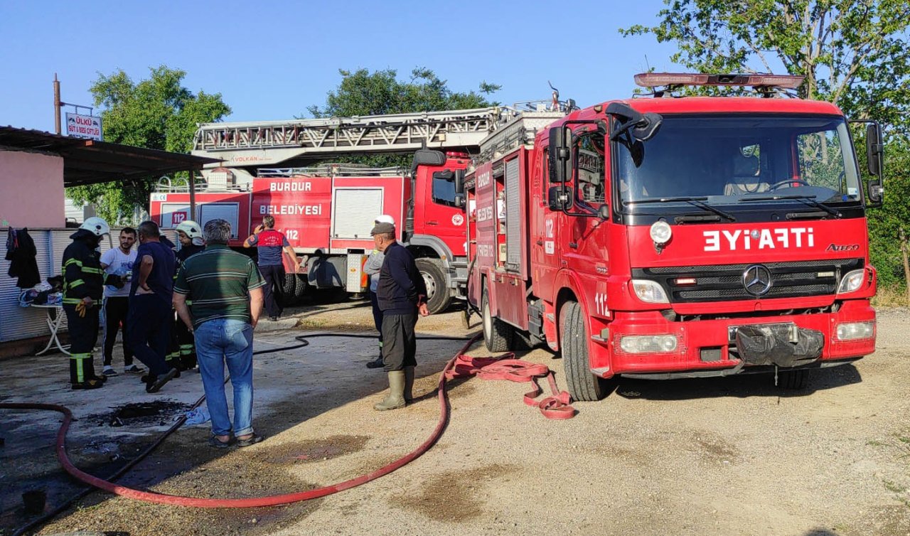 Şarjdaki telefonun bataryası patladı! Ev alevlere teslim oldu