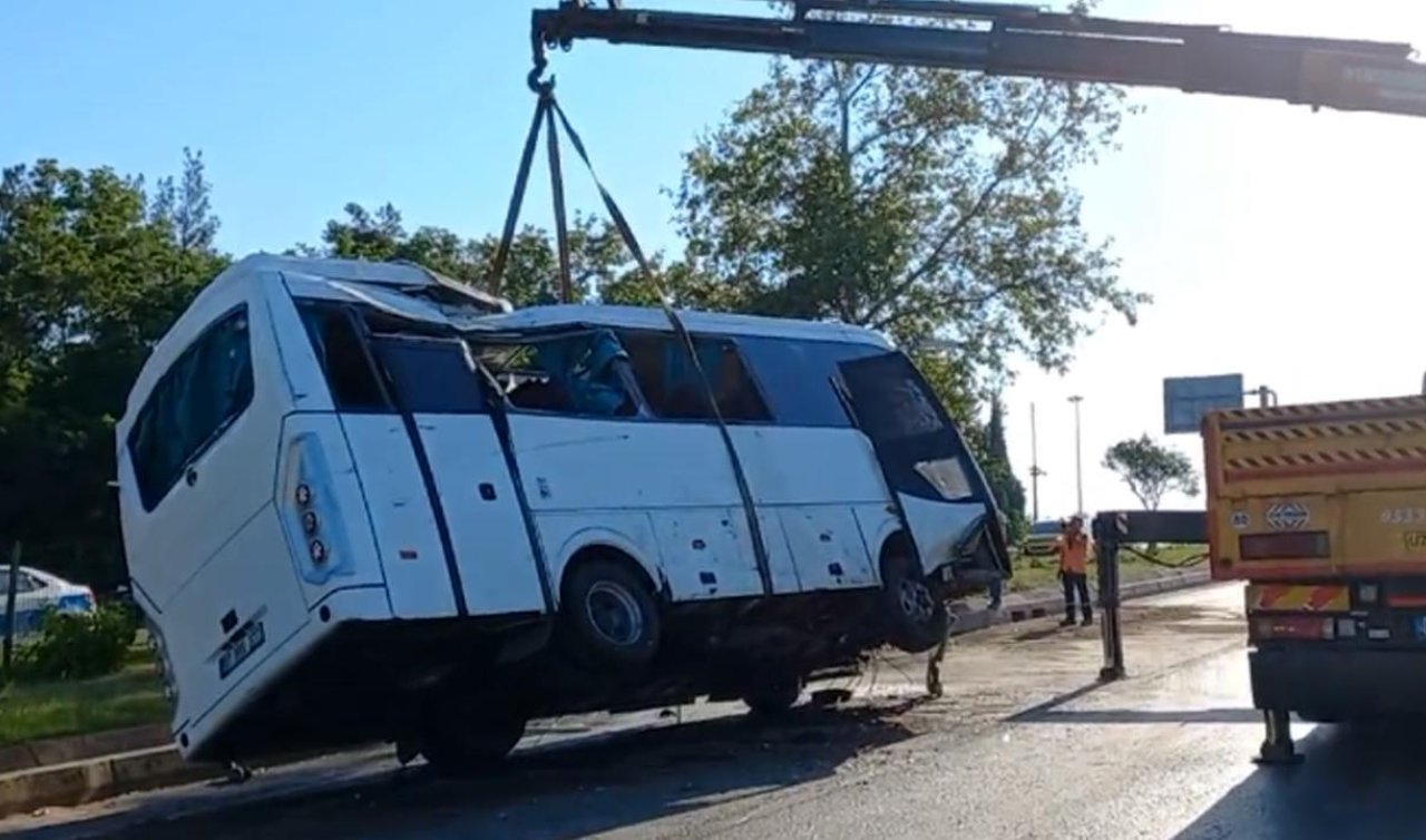  Servis midibüsü devrildi: 1 ölü, 7 yaralı