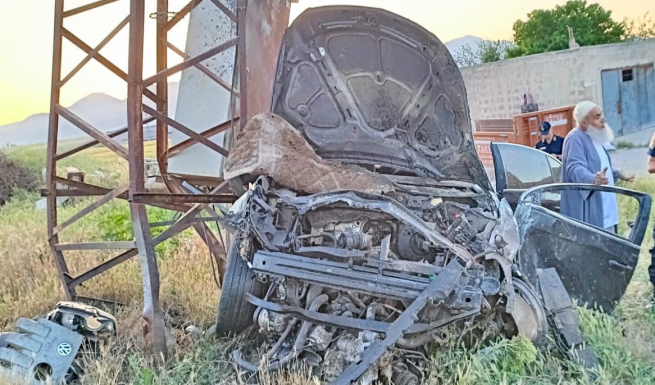  Otomobil elektrik direğine çarptı: 1 ölü 3 yaralı
