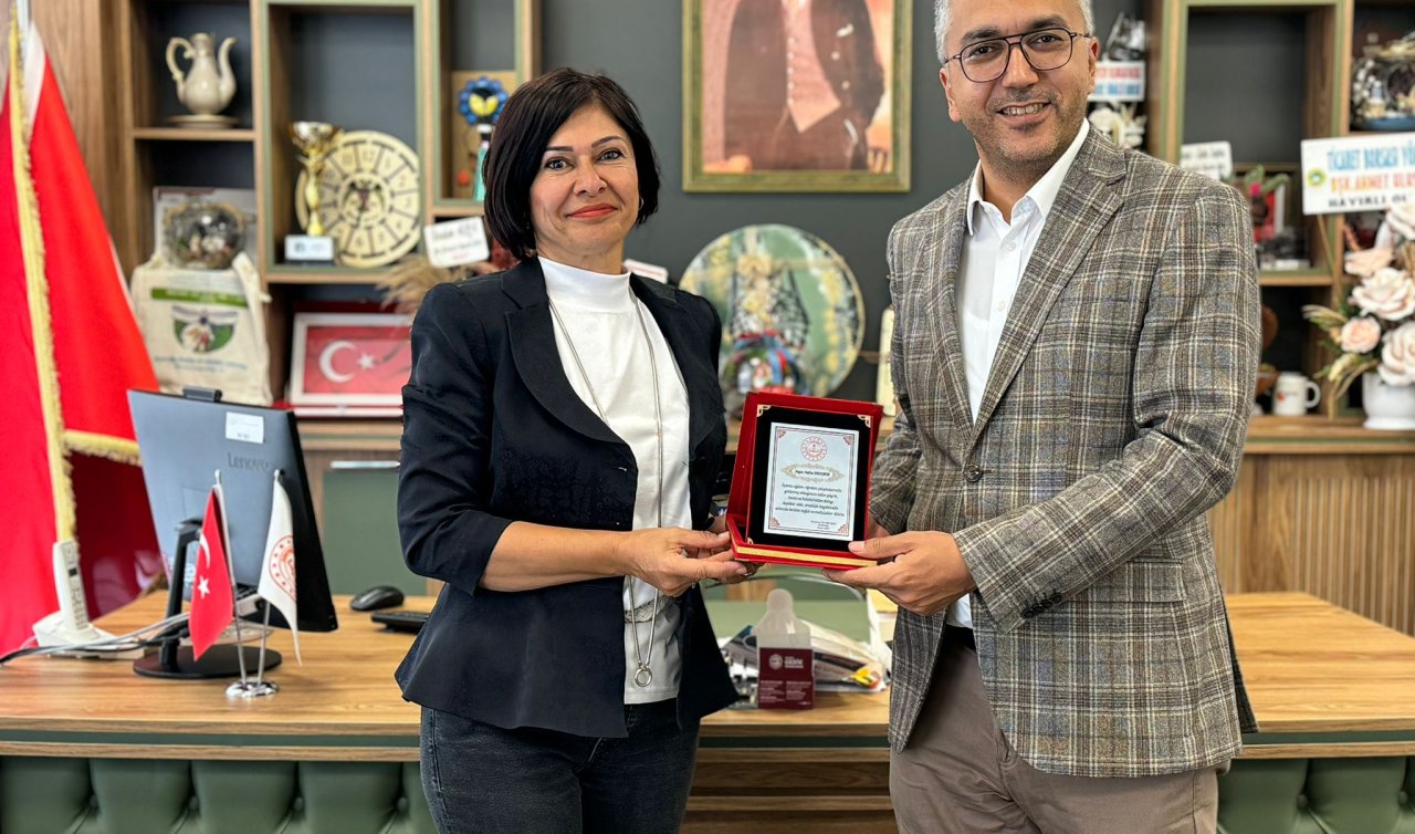 Karapınar’da emekli öğretmenler plaketle ödüllendirildi