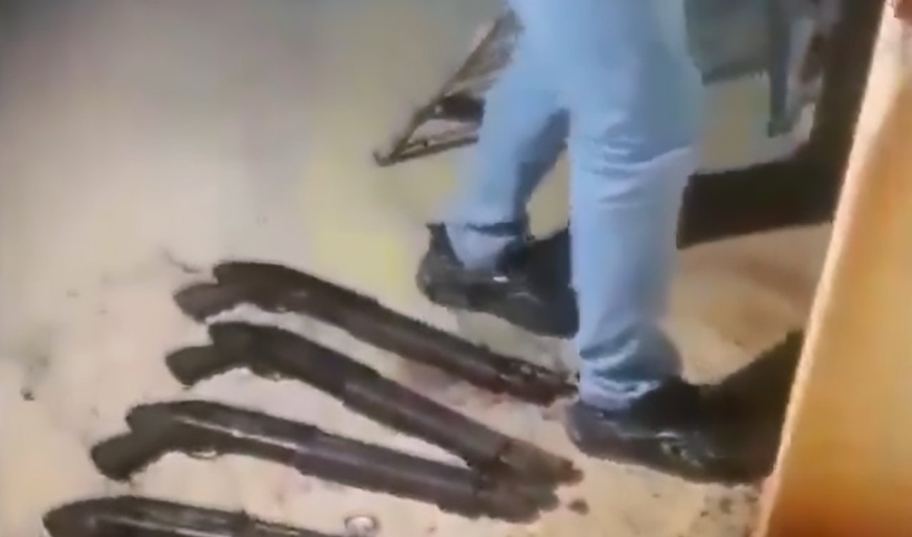 Evin bacasından 15 ruhsatsız silah çıktı