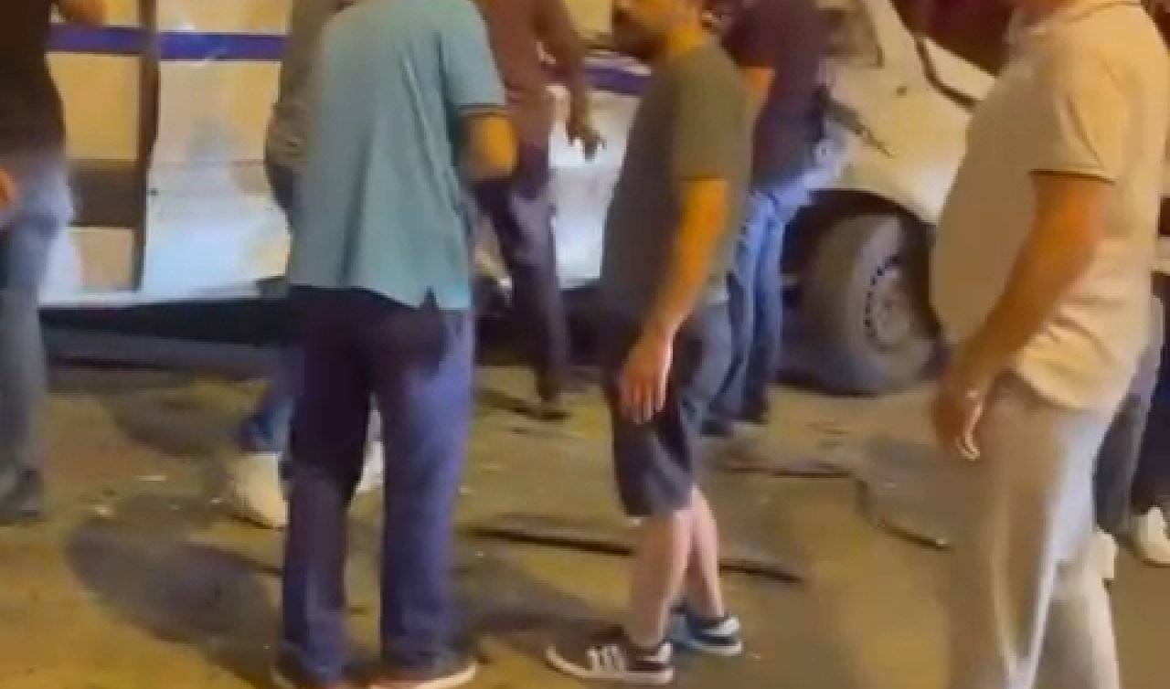 Kırmızı ışık ihlali yapan kamyonet işçi servisine çarptı: 8 yaralı