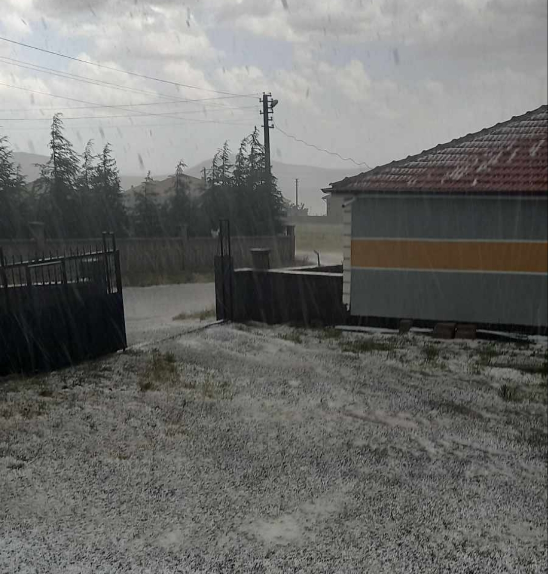Konya'nın bir ilçesinde kuvvetli yağış sele dönüştü! İhbarlar peş peşe geldi
