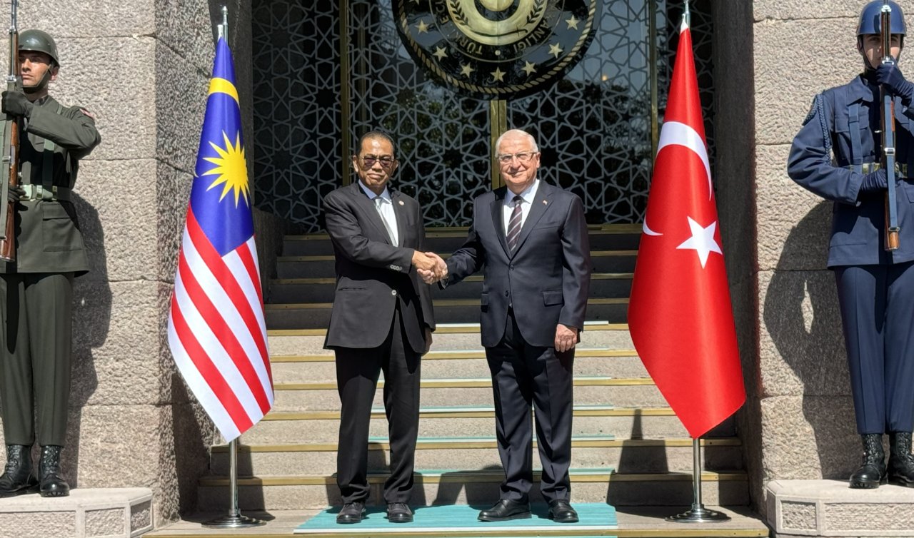  Bakan Güler Malezyalı mevkidaşı ile bir araya geldi