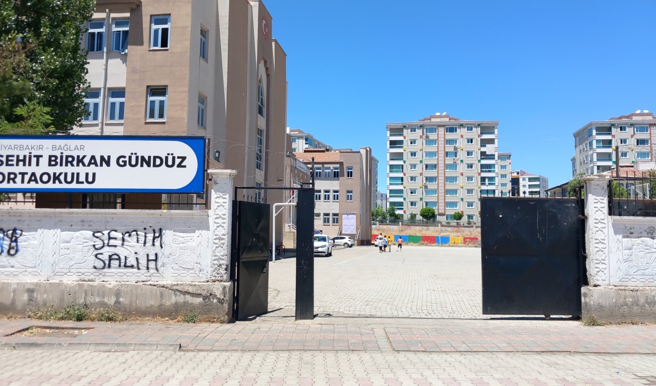 Kız öğrenci okul önünde bıçaklandı