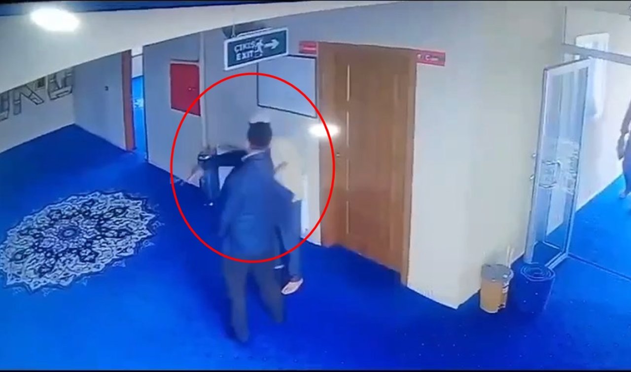 Kuran kursunda 2 öğrenciye tokat atan imam açığa alındı! İşte o anlar