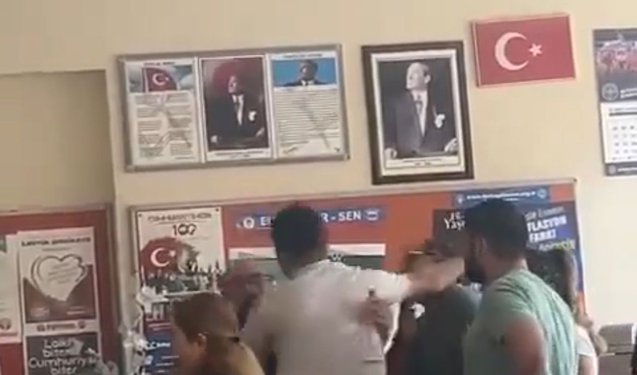 Öğretmene yumruklu saldırı kamerada! 