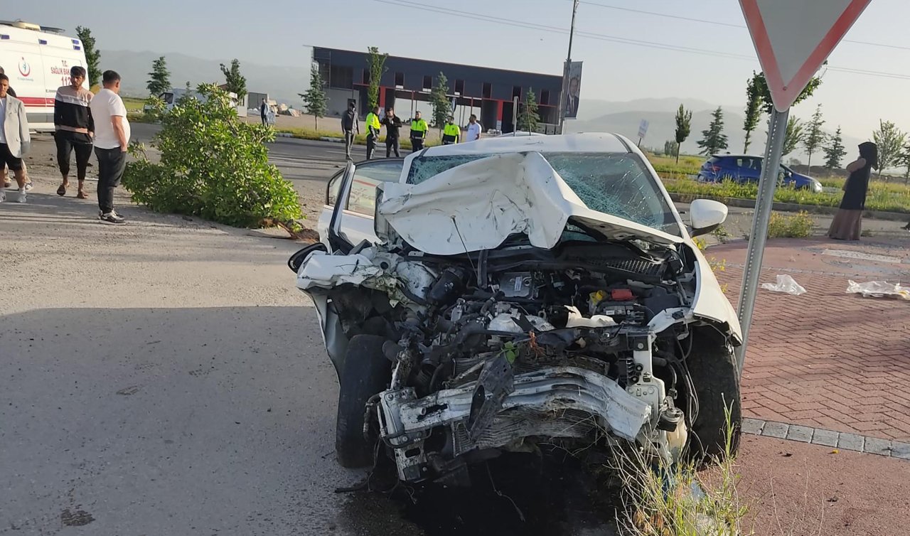  Otomobil kamyonete çarptı; 12 yaralı