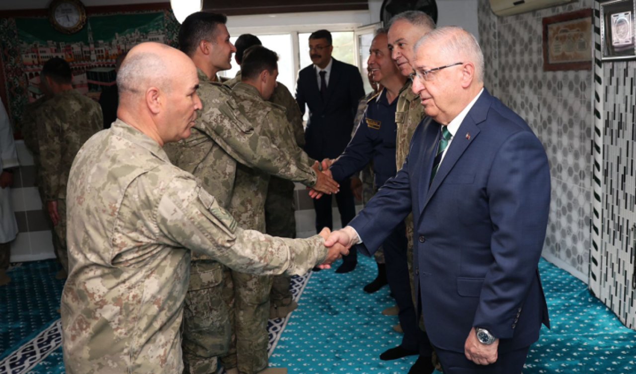  Bakan Güler Mehmetçik’le bayramlaştı
