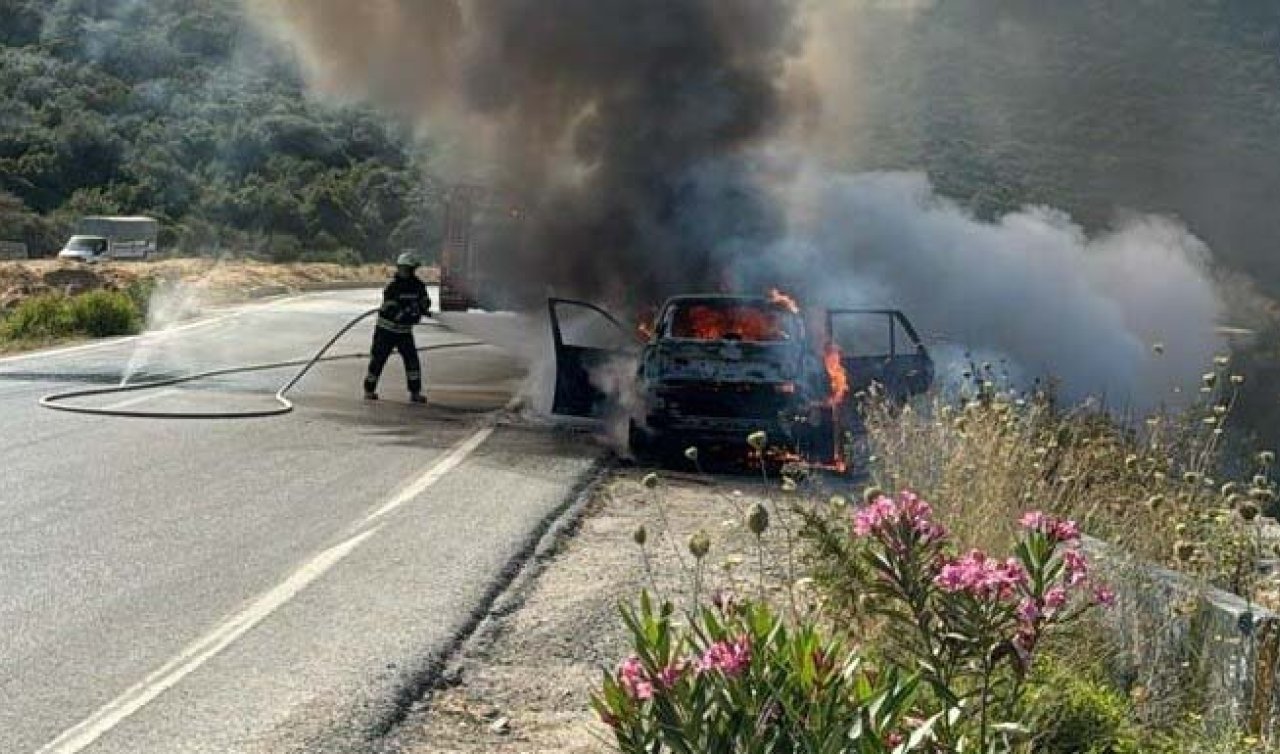 Otomobil seyir halindeyken alev aldı! Yangın yol kenarına sıçradı 