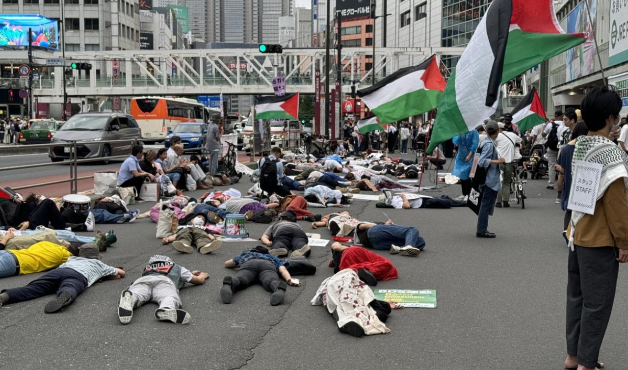 Tokyo’da Gazze’deki hastanelerde ölenleri temsilen gösteri düzenlendi