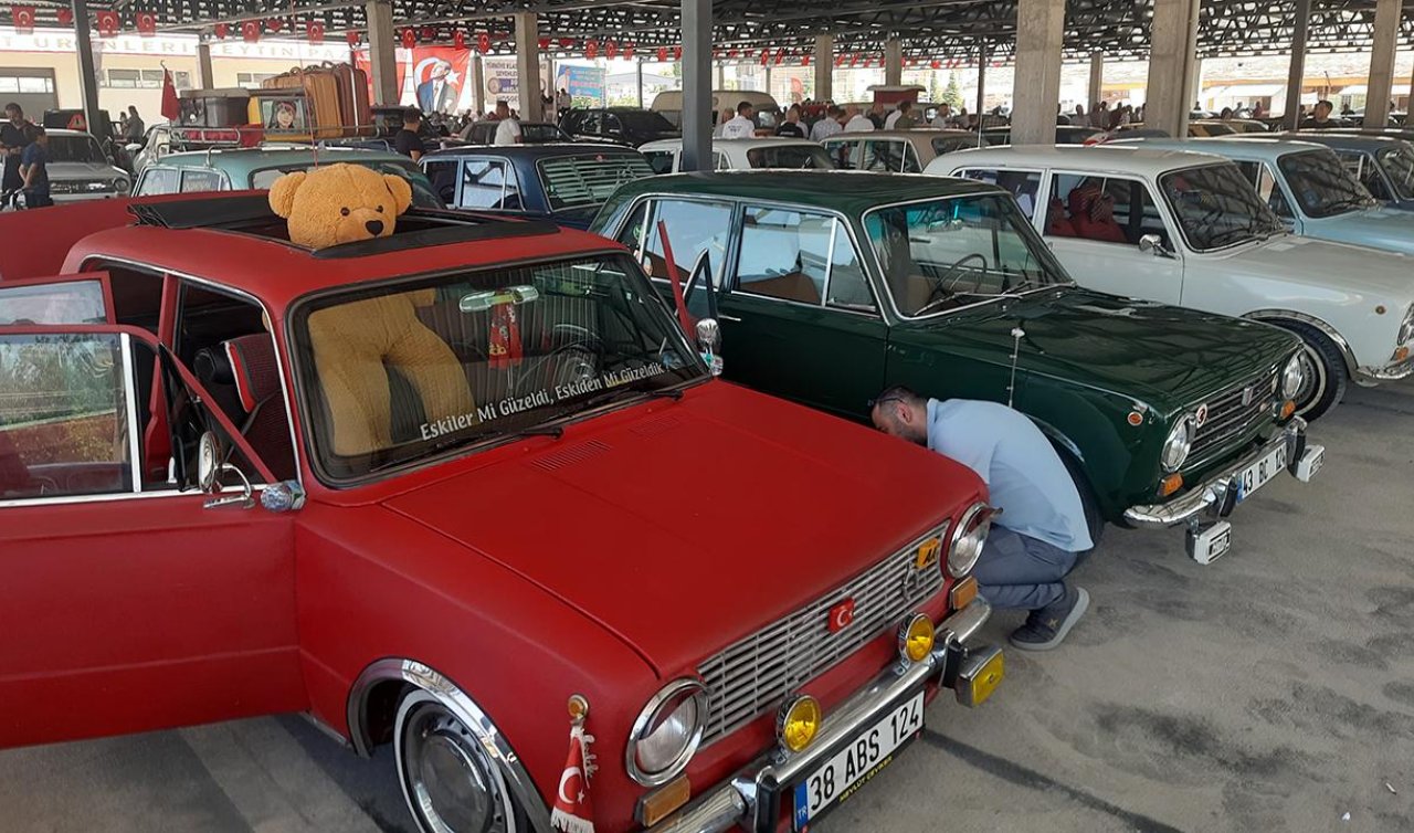  Klasik otomobil tutkunları Afyonkarahisar’da buluştu